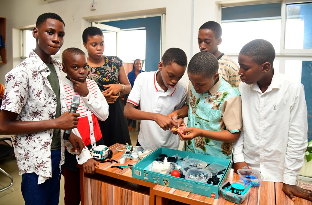 Maker's club Teens building a robot